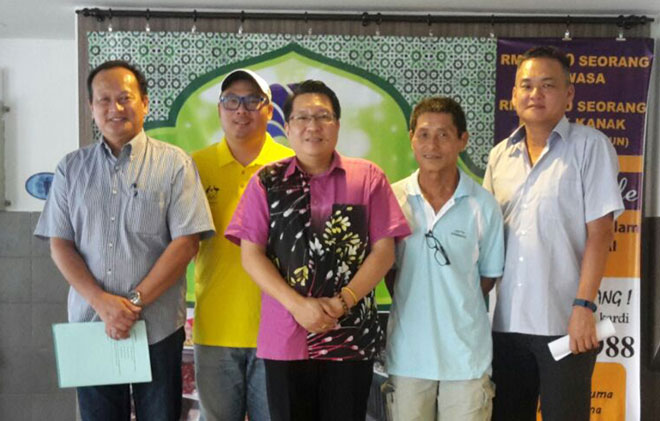 Wee (centre) with Kasa 2010 coach Arthur Chan, Asas secretary Anthony Kong who is also Sukma XIII swimming meet director Anthony Kong, Sarawak head coach Hii Hieng Chiong and water polo coach Voon Kok Hui after a meeting.