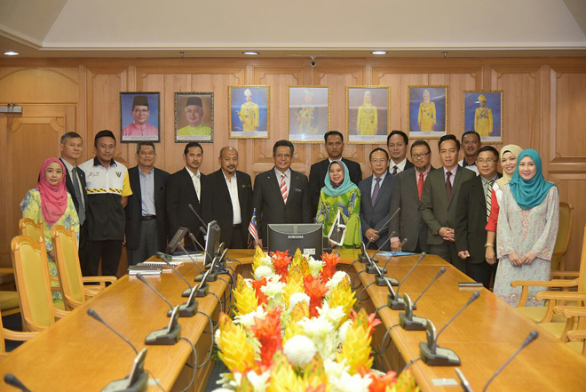 Ahmad Razif (seventh left) with Rosey, Sulaiman, Brahim and other members. Nor Hisham is seen behind Rosey. — Penerangan photo