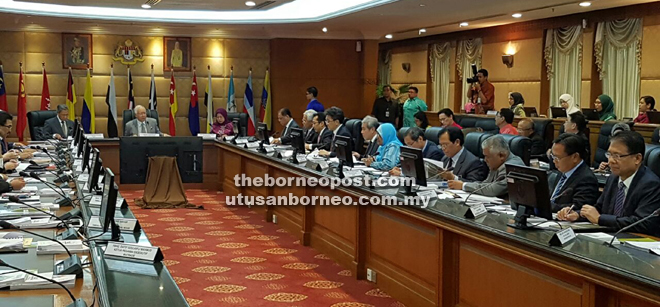 Najib chairing the National SMEs Council Meeting in Putrajaya. Also seen are Awang Tengah (front row, seventh right) and Julaihi (front row, right).