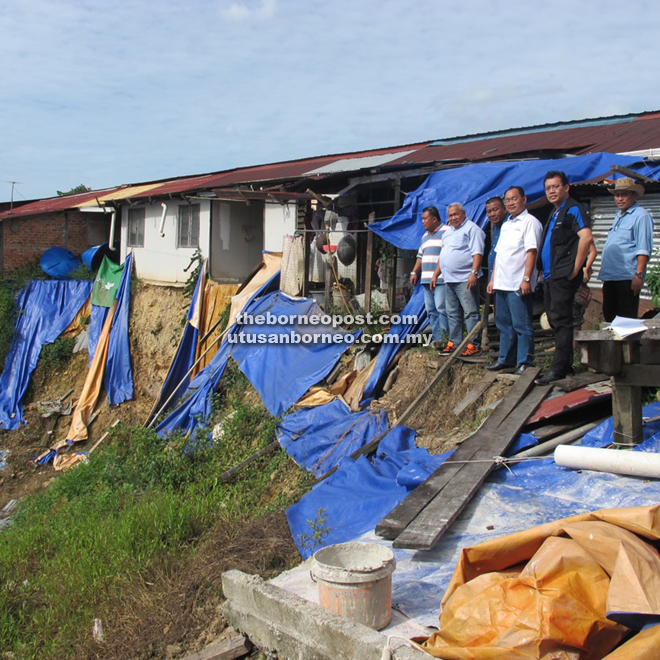 The middle part of Mering Madang Longhouse’s backyard has disappeared due to landslide and soil erosion. Chukpai (third from right) and Desmond (second from right) and Tubau folk at the site to understand the longhouse’s condition better.