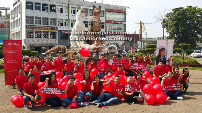 The participants posing at the popular Cat Monument in Kuching.