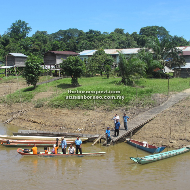 Rumah Aying is located along Jelalong River. 