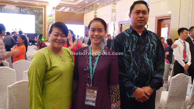 Maychelle (centre) her proud mum and dad. The 9A's achiever from Tambunan said she studied from midnight to 3am daily.  