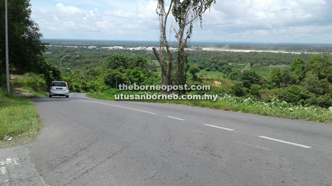 The road leading to Canada Hill is steep. Time for Miri City Council (MCC) to install guardrails. 