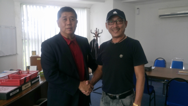 Ong (left) congratulating Wong at the MSNS office.