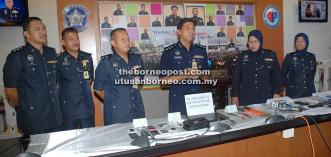 Chandra (centre) with his deputy, Superintendent Mohd Azhar Hamin (third left) and other police officers with the recovered items.