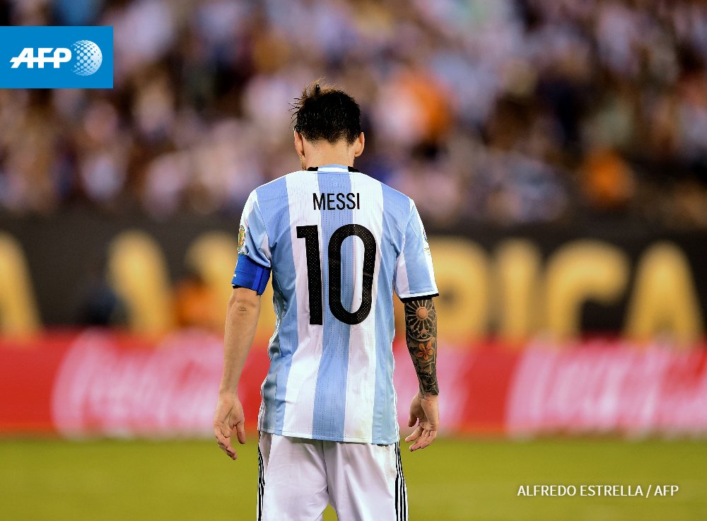 Argentine President Mauricio Macri has asked Lionel Messi not to quit the national team. Photo by AFP