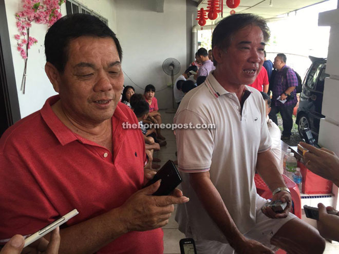 Cheng Kiong (left) speaking to reporters last Wednesday at the residence of freed hostage Johnny Lau. On his left is Wong Chee Ming, father of Teck Kang and Teck Chii.