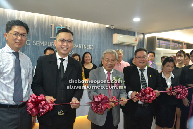 (From second left) Ling, Masing, Sempurai and Hii jointly cut a ribbon to mark the official opening of the new legal firm.