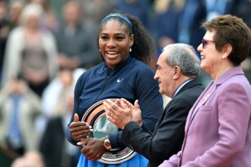 Serena Williams (L) stands with her 2016 French Open runner-up trophy next to former US tennis player Billie Jean King and President of the Federation Francaise de Tennis Jean Gachassin, at the Roland Garros in Paris, on June 4, 2016. Photo by AFP