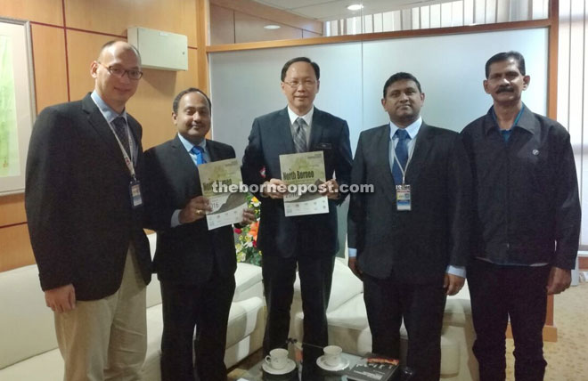 Teo (centre) was invited to the opening ceremony of the conference by Dr Harikrishna (second from left), Dr Yap (left) and the organizing committee members. 