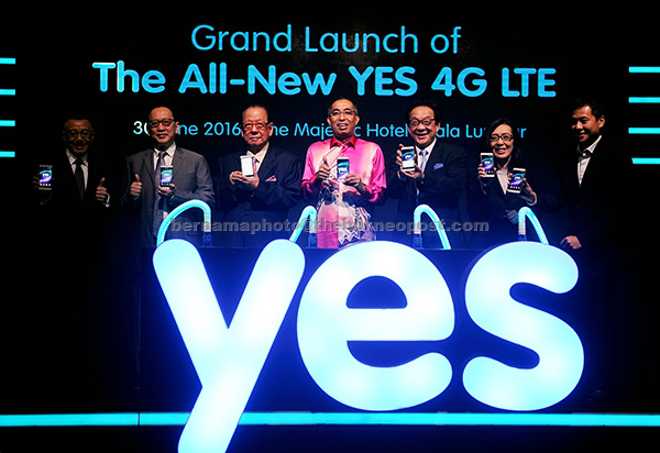Salleh (middle) during the launch of the 4G LTE yesterday. Also present are Francis (third right) and YTL Corporation Bhd chairman Tan Sri Dr Yeoh Tiong Lay (third left). — Bernama photo 