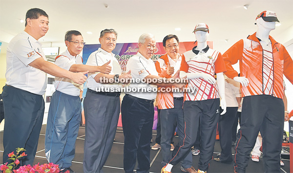 BERSEMANGAT: Manyin bersama Abdul Karim, Morshidi dan Dr Ong menunjukkan isyarat bagus pada sesi memperkenal pakaian rasmi Kontinjen SUKMA Sarawak di Kuching semalam.