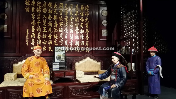 A model showing Lin (centre) paying  courtesy call on Guangxu Emperor. 