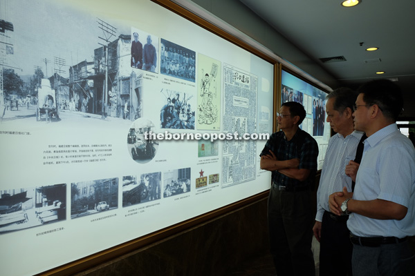 Pan (right) briefs some of us on the history of Fujian Daily.