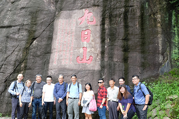 Hu (third right, standing) poses with media delegates from Sarawak at Jiuri Shan, Quanzhou.