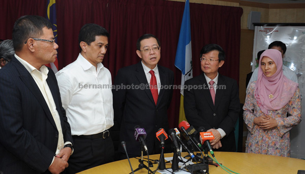 Guan Eng (centre) during a press conference at his office at Kompleks Tun Abdul Razak (KOMTAR) in George Town. — Bernama photo