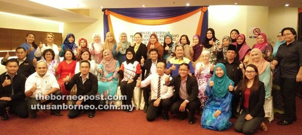 BAGUS: Fatimah (duduk, tengah) bersama para peserta masing-masing menunjukkan tanda bagus selepas Majlis Penutupan Bengkel Penubuhan Prosedur Operasi Standard (SOP) dalam pengendalian kes OSTPC Sarawak, semalam.