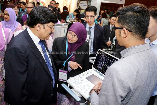 Dr Jeyaindran (left) being briefed by the organising chairperson of ‘9th Biennial Conference on Cardiopulmonary Bypass’ Dr Hamidah Ismail after the launching of the programme. — Bernama photo