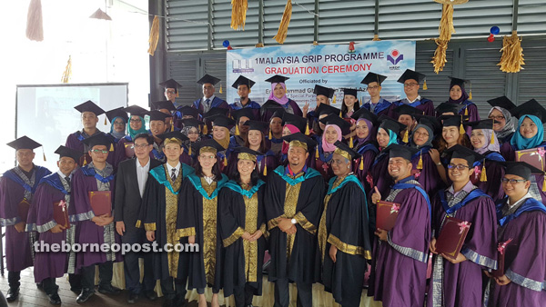 Ghazali (front row, fifth right) and Wong (front row, seventh left) with the Sabah HDRF and CAL team as well as the 48 graduates of the 1Malaysia Grip Program at CAL Computer Learning Centre.