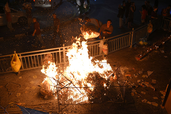 Devotees burn items made of paper such as hell money and houses as offerings to the hungry ghosts.