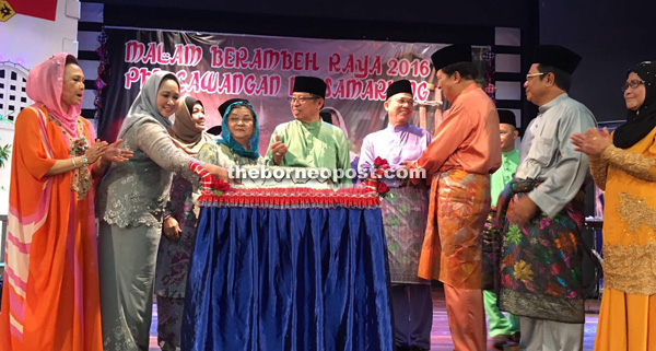 Abang Johari (centre), flanked by his wife Datin Amar Juma’ani Tuanku Bujang and Fadillah, having a light moment with other guests after the cake-cutting ceremony. Sharifah Hasidah is at second left.