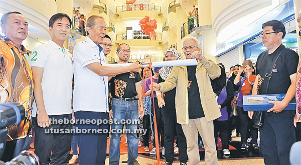 NGANGKATKA UMK: Tiong (tiga kiba) disempulang Abang Shamshudin (dua kanan) seraya dikemata bala bukai maya Pengawa Bejadi Karnival Usahawan Mikro Kebajikan 2016 Zon Tengah di Wisma Sanyan, kemari.