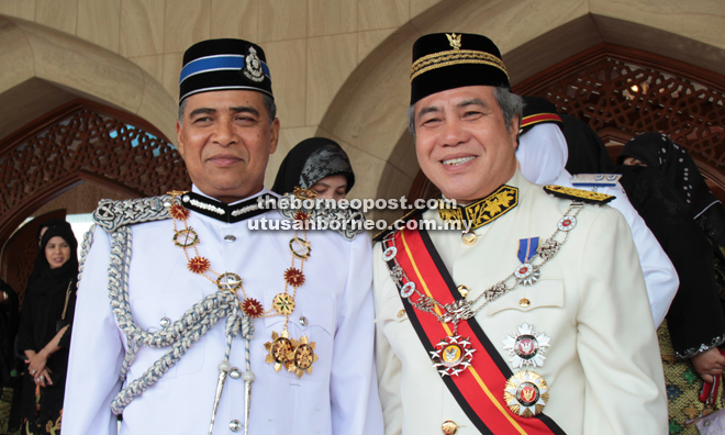 Awang Tengah (right) joins Khalid for a memento photo-call after the investiture.