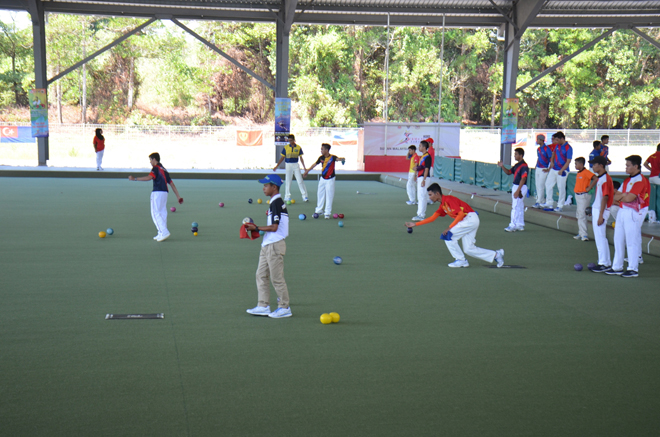 M Naqiuddin Durrani Nor Afandi of Sarawak lawn bowls men’s team in action at the Lawn Bowls Arena yesterday.