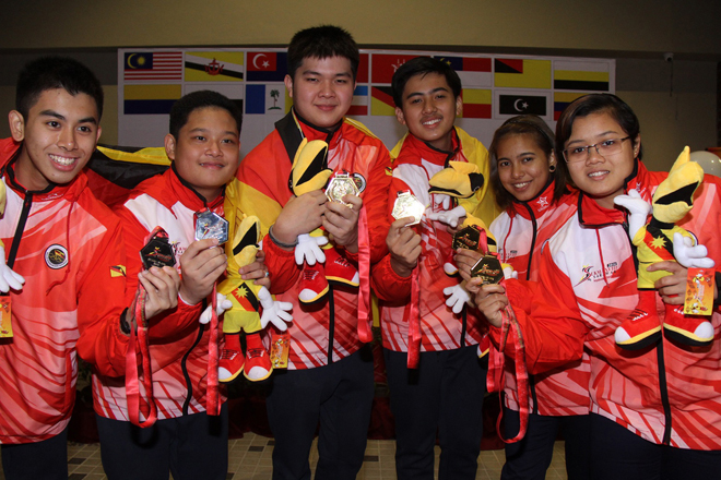 Sarawak’s gold and silver medallists in tenpin bowling (from left to right) Uzair, Musayyar, Christopher, Afiq, Nerosha and Jocelyna. – Photo by Chimon Upon