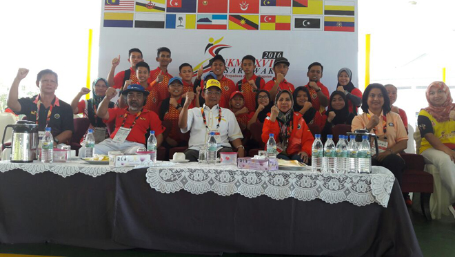 Head coach Siti (far right) with Sarawak chef-de-mission Datuk Abdul Karim Rahman Hamzah and other invited guests at the Lawn Bowls Arena July 27. The inimitable (Salba president) Awang Mahyan is at second left (front).