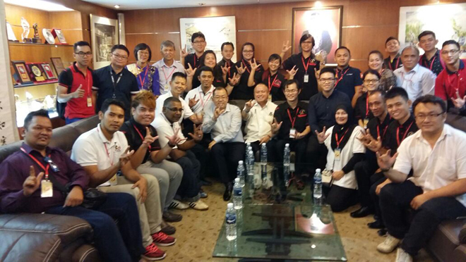 Mayor Chan (seated centre), with Wong (on his left) and other visiting delegates of the for the 19th Sopma XIX (Deaf Games), expressed their love in sign language in a photo call taken during the courtesy visit at MBKS headquarters.