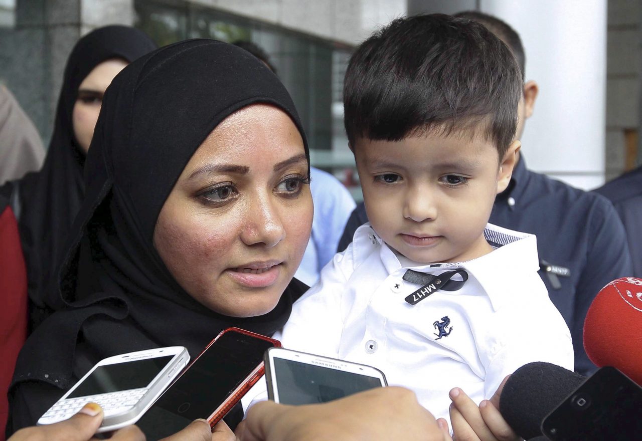 SEPANG, 18 Julai -- Balu pembantu juruterbang pesawat Penerbangan Malaysia Airlines (MAS) MH17 Ahmad Hakimi Hanapi, Sharifah Asma'a Syed Alwi Al Junied bersama anaknya Abderrahman selepas menghadiri memperingati kejadian MH17 di Pusat Pengurusan Pesawat di Lapangan Terbang Antarabangsa Kuala Lumpur (KLIA) hari ini. --fotoBERNAMA (2016) HAK CIPTA TERPELIHARA 