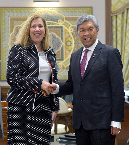 Zahid greets Susan Coppedge during her visit.