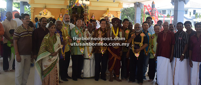 TERBAIK: (Dari lapan kiri) Lee, Selvaraj, Ting (enam kiri), serta yang lain menunjukkan tanda bagus selepas majlis perasmian dan upacara penyembahan di kuil Hindu pertama di Miri, semalam.  