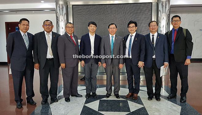Dr Rundi (fifth left) with Xiamen Port officials. Aidel (left) and Hamdan (second left) are among the Sarawak delegation. 