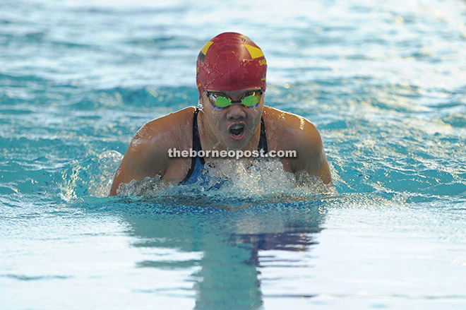 Angela Chieng in action at the Sarawak Aquatics Centre yesterday.