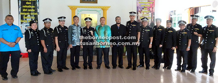 KENANGAN: Ken (enam kiri) merakam kenangan bersama yang lain sebelum penutupan Program Transformasi Minda (PTM) Pegawai Imigresen Gred KP19 di Pusat Latihan Sarawak JAKIM, Telaga Air semalam.  