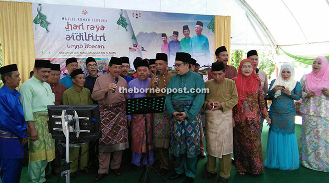 Musa (fourth from left, front row) karaoke singing with BN leaders during the Hari Raya Aidilfitri celebration at Tinusa 2, Mile 7, yesterday. 