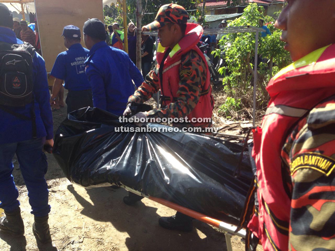 The SAR team carries the victim’s body.