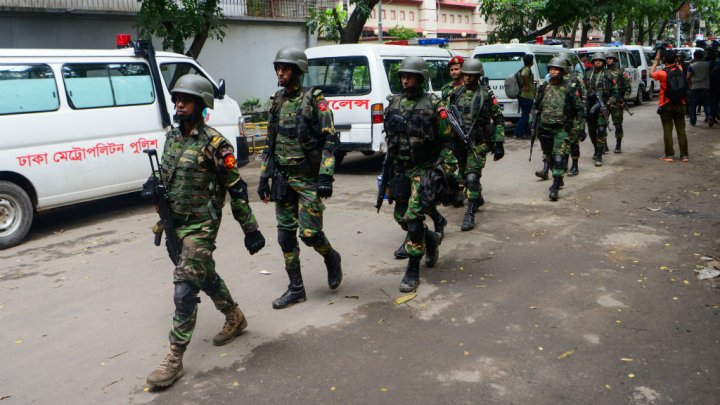 Special forces soldiers stand near a restaurant in Dhaka that was targeted in a terrorism attack on July 2, 2016. Photo by AFP