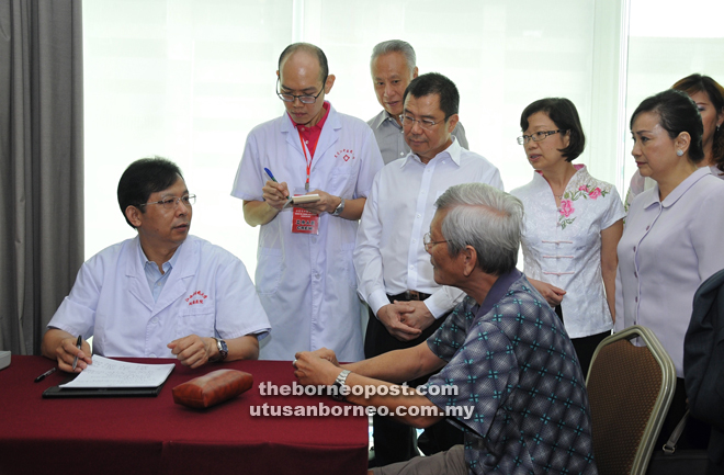  Dr Yee and Datin Vicky Yee accompanied by Consul-General Chen Peijie visiting the free health clinic at Grandis hotel. Also present is Malaysia-China Chamber of Commerce president Datuk Frankie Liew (at the back of Dr Yee).