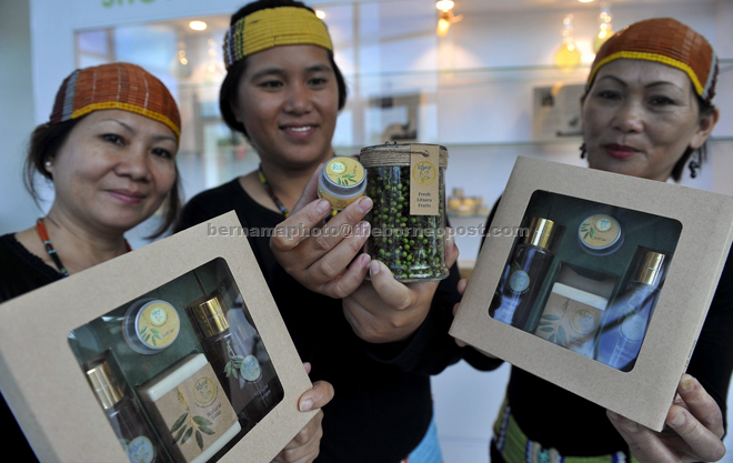 (From left) Roslind John, Jena Libang and Dora Sarah from Bario show LitSara essential oil products derived from the fruits and leaves of the Litsea cubeba tree. — Bernama photos