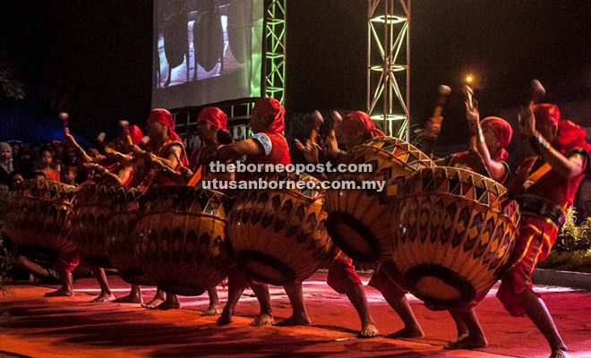 Dol Arastra Bengkulu performing their dol percussions.
