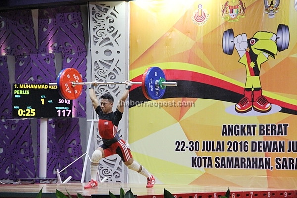 Muhammad Aizat attempting to lift 117kg in the Clean and Jerk event.