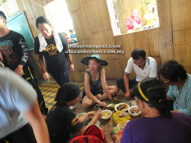 Participants help themselves to the delicious traditional Bidayuh food during lunch.