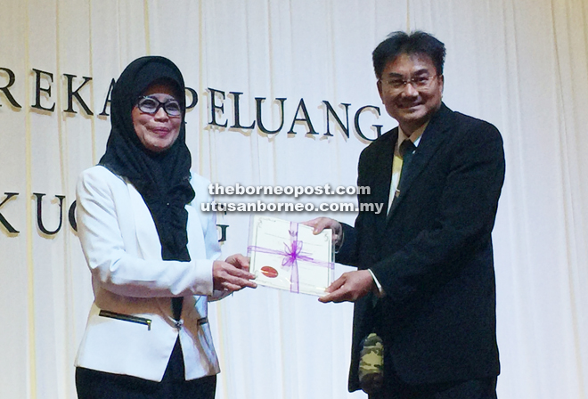 Fatimah presenting Dr Zufar with the OSTPC certificate during the closing ceremony of the seminar.