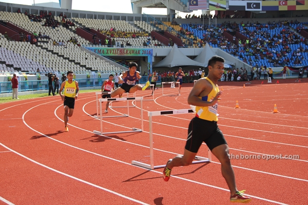 Quek in action at the men’s 400m hurdles.