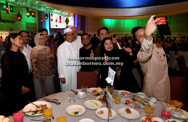 Abang Johari (centre) has his picture taken with some of his ministry’s staff during the ‘buka puasa’ event.