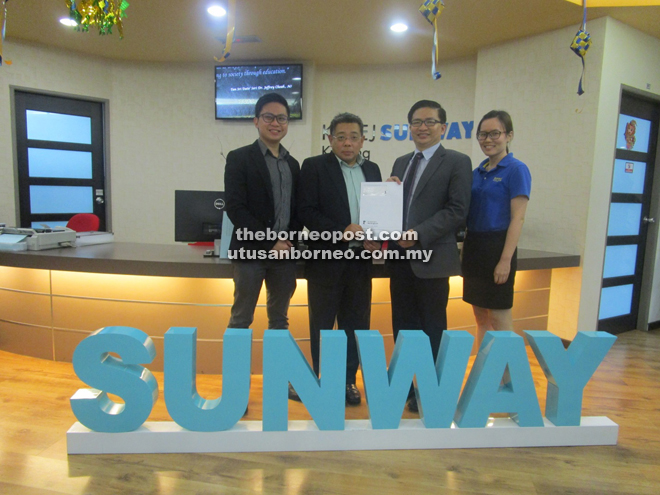 University of Nottingham Malaysia Campus’ Dean of Nottingham University Business School (NUBS) Professor Lee Chew Ging (third left) hands over Anastasia’s offer letter to Kolej Sunway Kuching CEO Joseph Lim (second left).